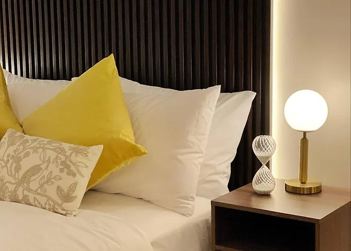 Netflix And Chill Cozy Unit Bgc Apartment