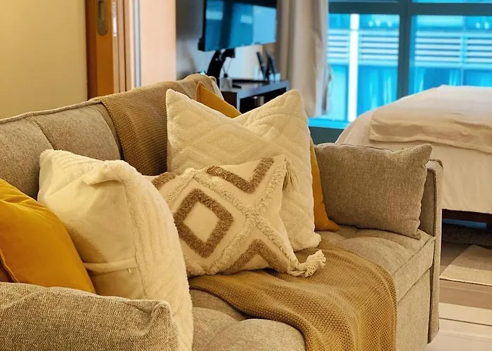 Netflix And Chill Cozy Unit Bgc Apartment