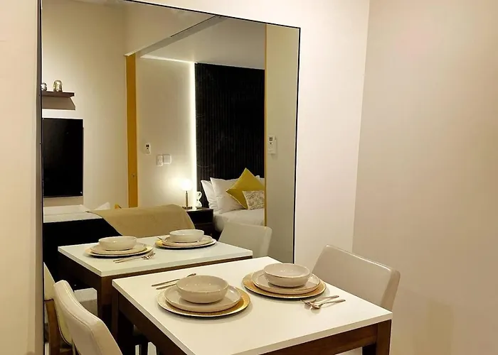 Netflix And Chill Cozy Unit Bgc Apartment Manila